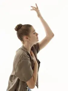 A student from the Cavod teen worship class