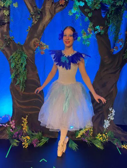 A cavod theatre dancer in full costume