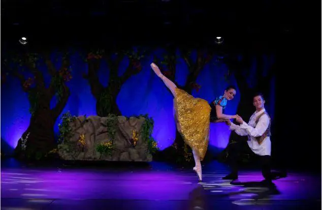 A cavod theatre dancer portraying snow white
