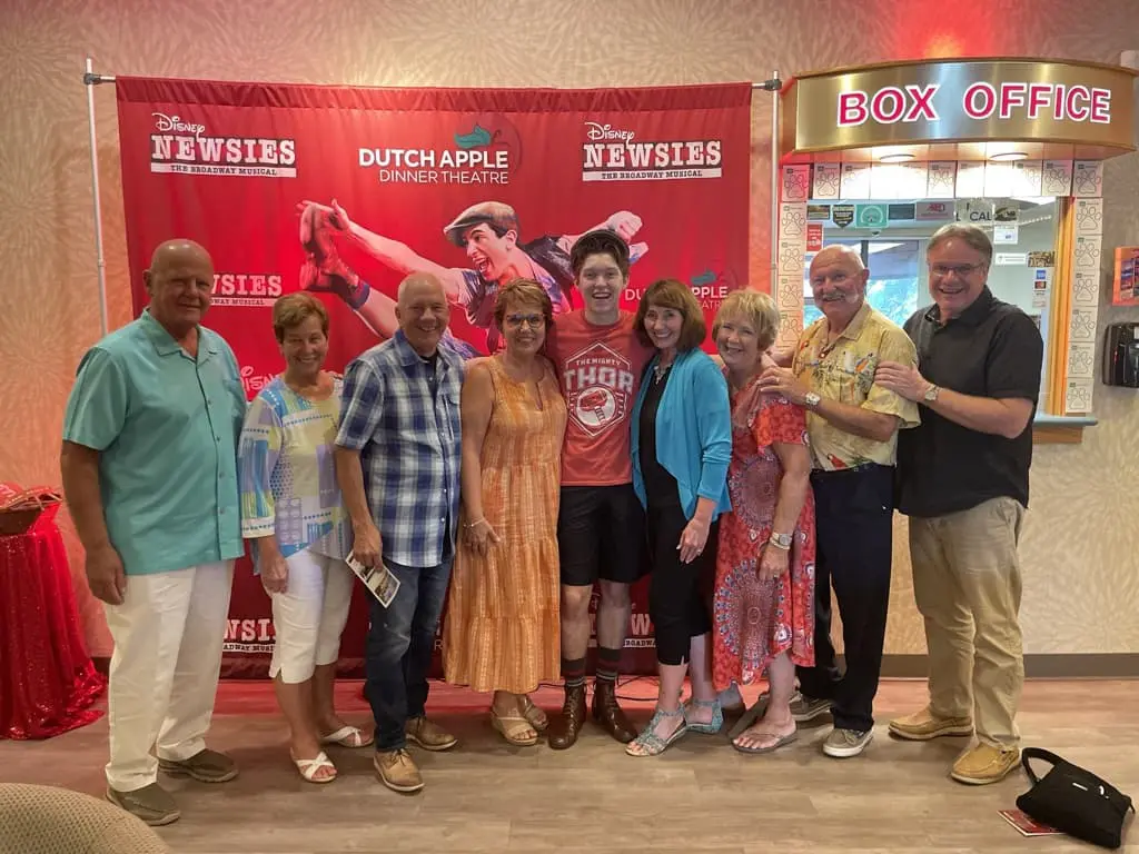 A group from Cavod Performing Arts taking a picture at the Dutch Apple Dinner Theater.